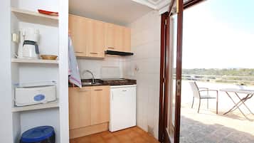 Kühlschrank, Mikrowelle, Herdplatte, Wasserkocher mit Kaffee-/Teezubehör