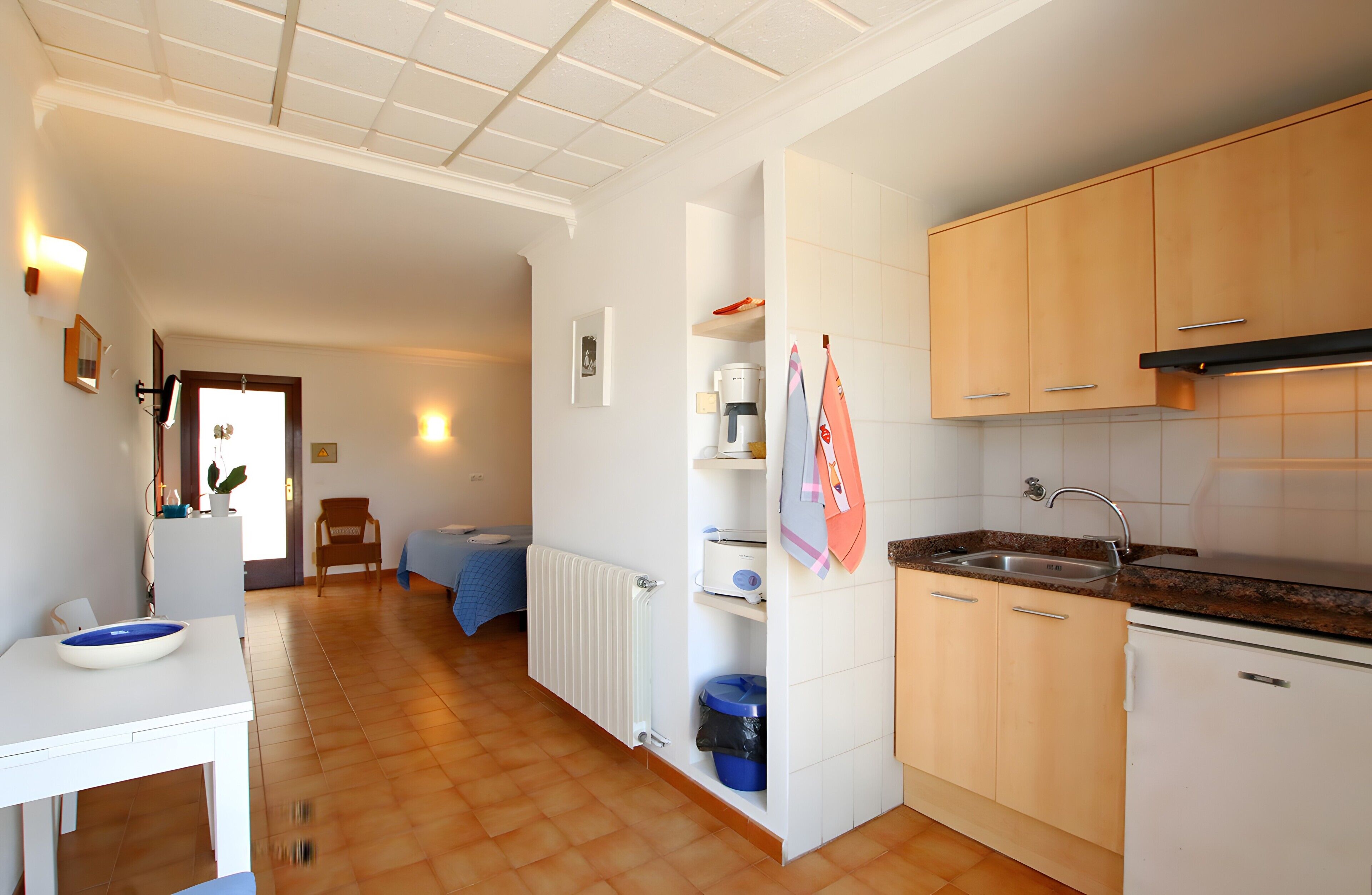 Kühlschrank, Mikrowelle, Herdplatte, Wasserkocher mit Kaffee-/Teezubehör