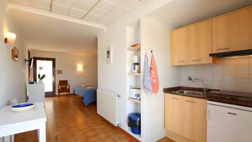 Kühlschrank, Mikrowelle, Herdplatte, Wasserkocher mit Kaffee-/Teezubehör