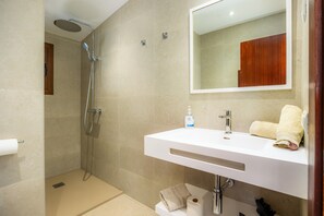 Een douche, handdoeken