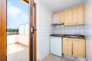 Kühlschrank, Mikrowelle, Herdplatte, Wasserkocher