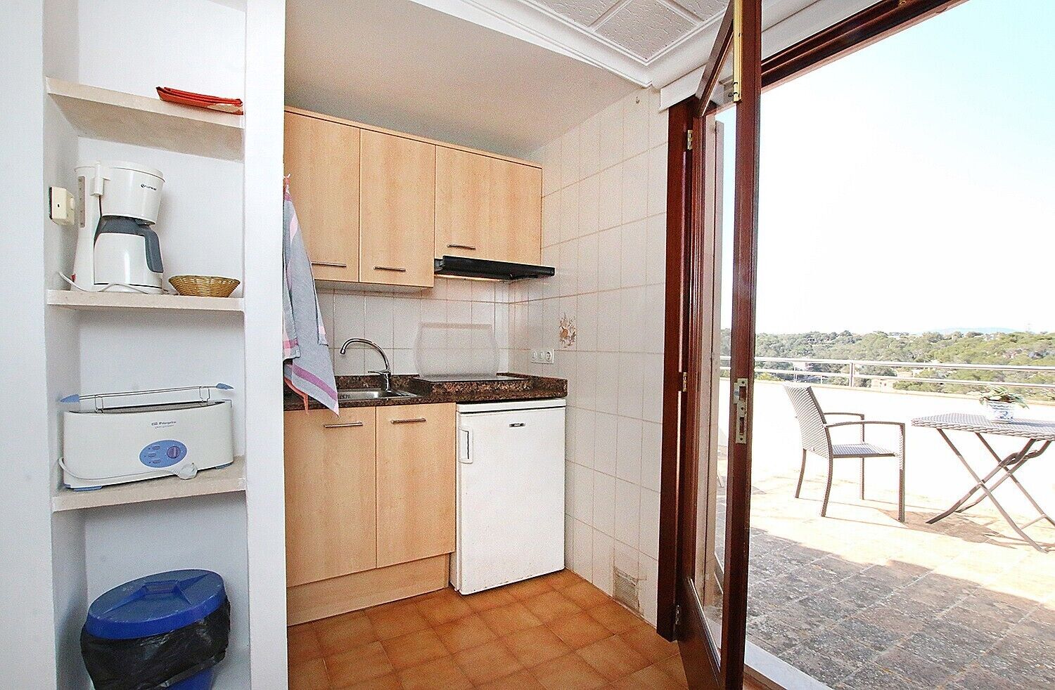 Réfrigérateur, micro-ondes, plaque de cuisson, grille-pain