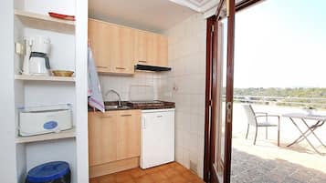 Réfrigérateur, micro-ondes, plaque de cuisson, grille-pain