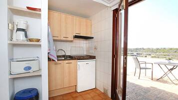 Refrigerador, microondas, parrilla de estufa y tostadora