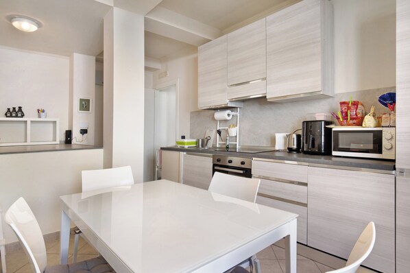 Kühlschrank, Mikrowelle, Ofen, Herdplatte