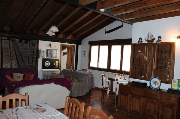 Ein gemütliches Zimmer mit einem Bett, einem Esstisch und einer Küchenzeile.