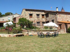 Outdoor dining - Country House 'La Chimenea De Soria I Y II' with Mountain Views, Private Pool and Wi-Fi (Espeja de San Marcelino)