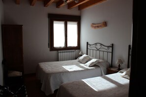 4 bedrooms, iron/ironing board, free WiFi, bed sheets - Country House 'La Chimenea De Soria I' with Mountain Views, Shared Pool and Wi-Fi (Espeja de San Marcelino)