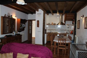 Interior - Country House 'La Chimenea De Soria I' with Mountain Views, Shared Pool and Wi-Fi (Espeja de San Marcelino)