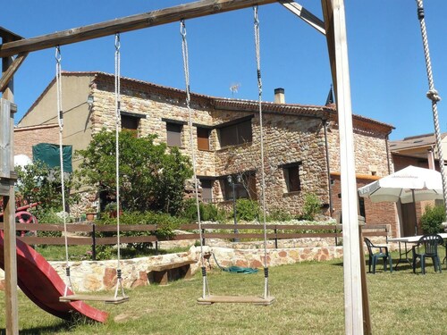 Landhaus 'La Chimenea De Soria II' mit Bergblick, Gemeinschaftspool und WLAN