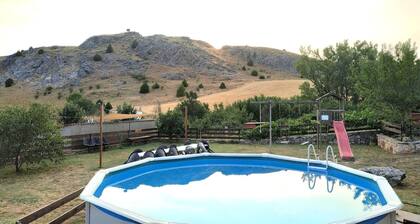 Casa rural 'La Chimenea De Soria I I' con vistas a la montaña, piscina compartida y Wi-Fi