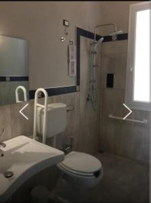 Douche, sèche-cheveux, serviettes fournies