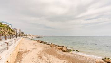 Una spiaggia nelle vicinanze