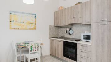 KĂŒhlschrank, Mikrowelle, Ofen, Herdplatte