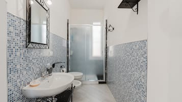 Dusche, Haartrockner, HandtĂŒcher