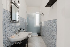 Douche, sèche-cheveux, serviettes fournies