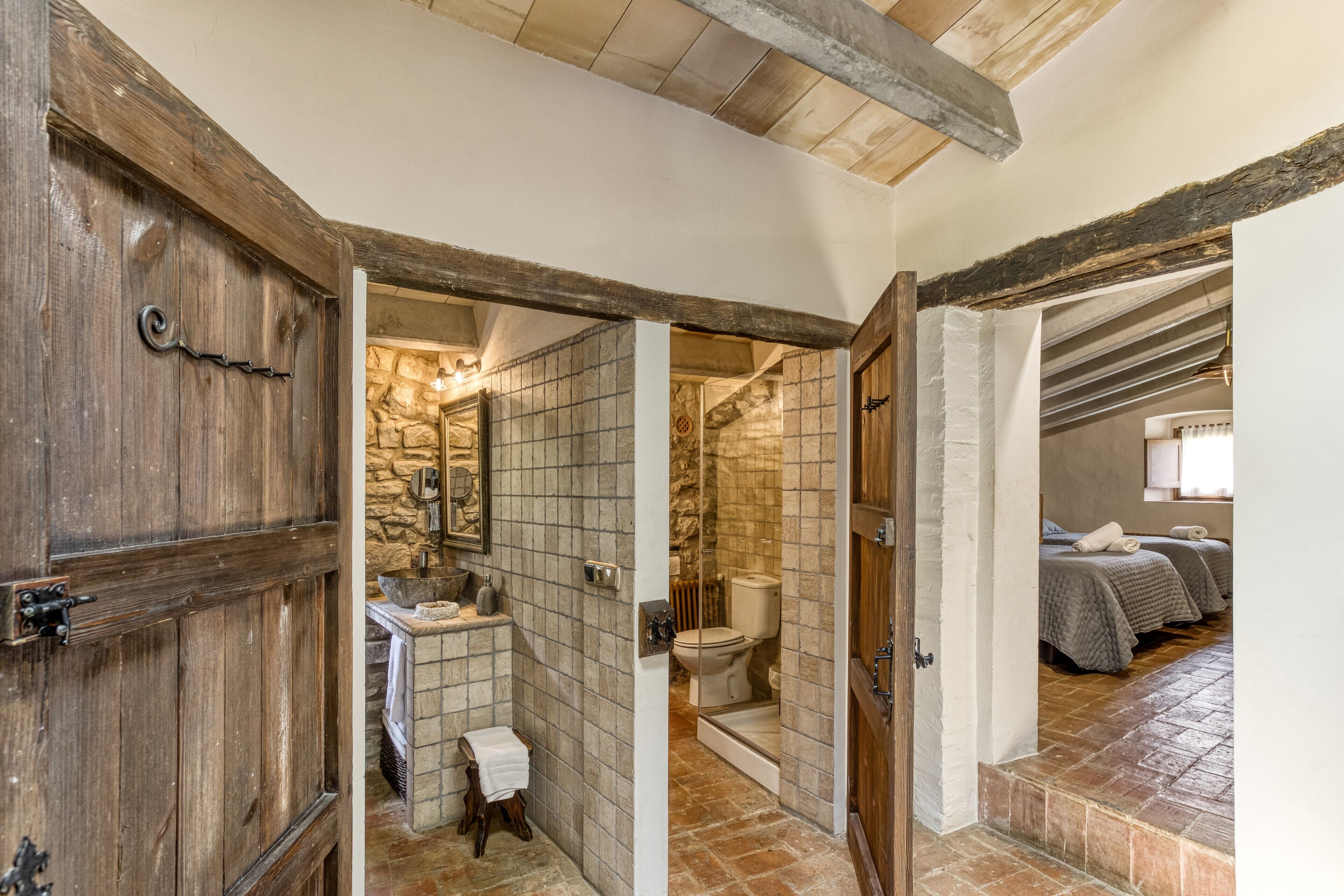 Douche, sèche-cheveux, serviettes fournies