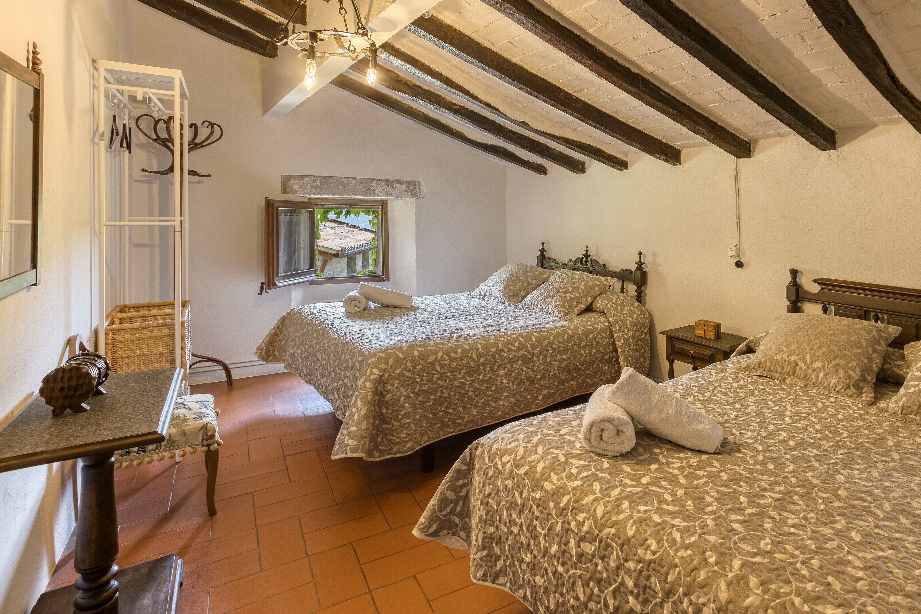 3 slaapkamers, een strijkplank/strijkijzer, gratis wifi, beddengoed