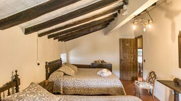 3 bedrooms, iron/ironing board, free WiFi, bed sheets