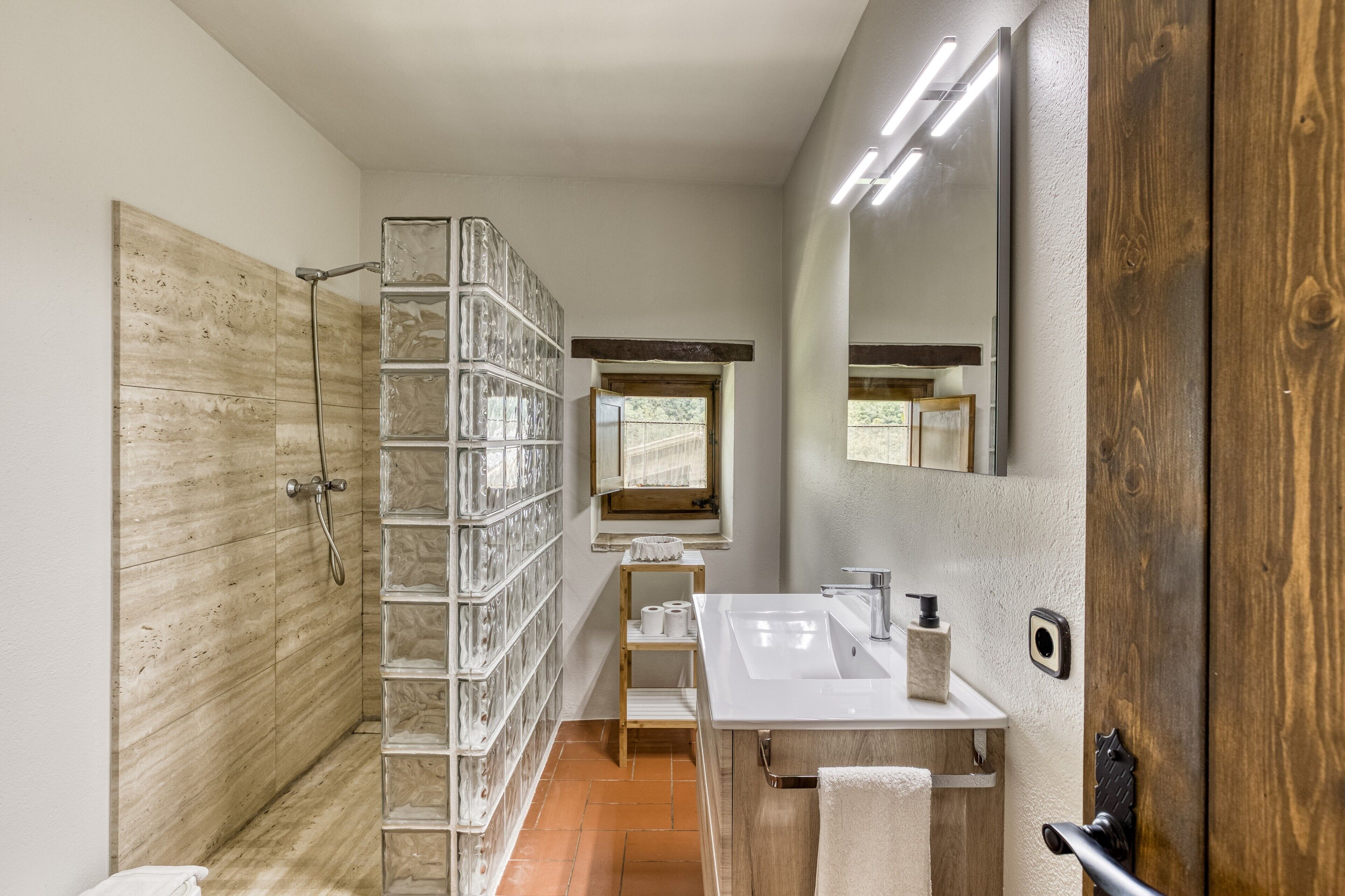 Een douche, een haardroger, handdoeken