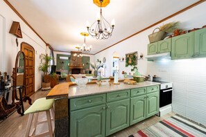 Kjøleskap, ovn, kokeplater og oppvaskmaskin