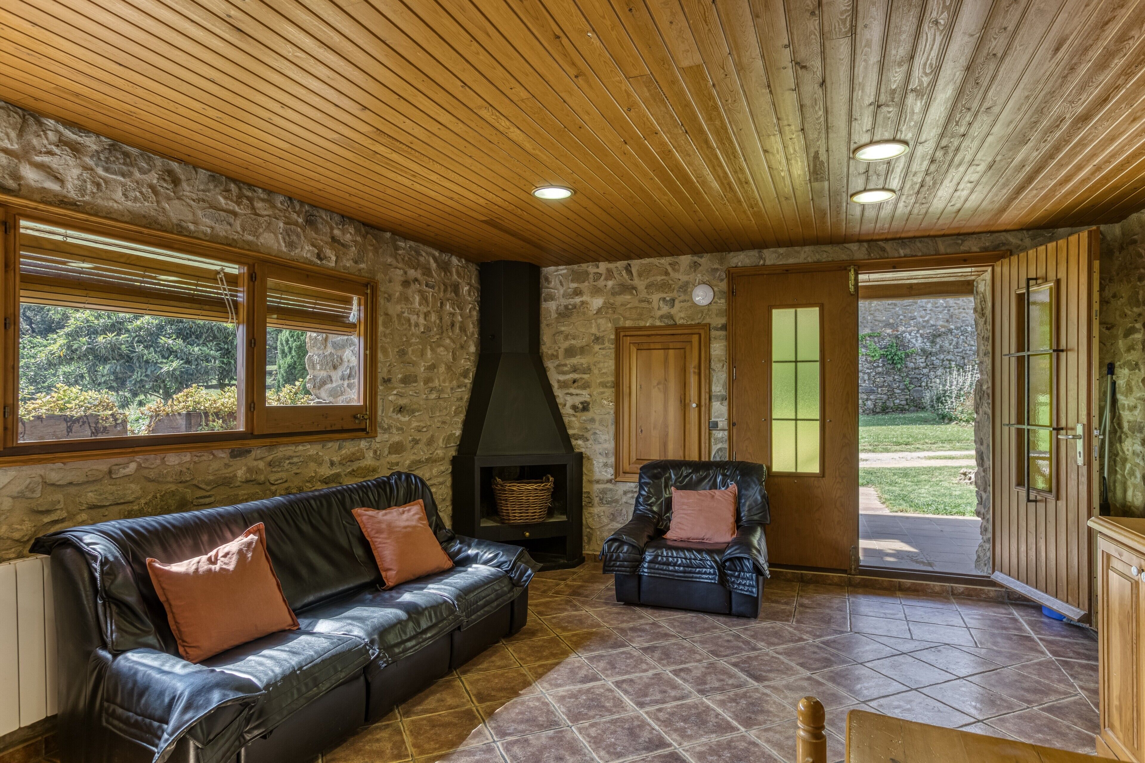 Casa De Vacaciones 'El Paller 2 De Can Soler' Con Vistas A La Montaña, Piscina Compartida Y Wi-fi - Besalú