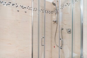 Shower, towels - Apartment 'Giale' with Sea View, Wi-Fi and Air Conditioning (Alassio)