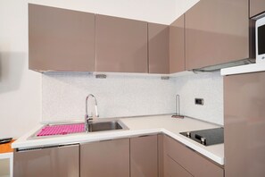 Kühlschrank, Mikrowelle, Geschirrspüler, Kochgeschirr/Geschirr/Besteck