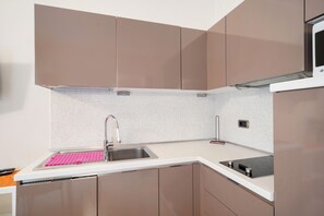 Fridge, microwave, dishwasher, cookware/dishes/utensils - Apartment 'Giale' with Sea View, Wi-Fi and Air Conditioning (Alassio)