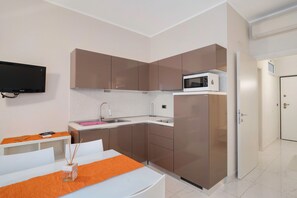 Kühlschrank, Mikrowelle, Geschirrspüler, Kochgeschirr/Geschirr/Besteck