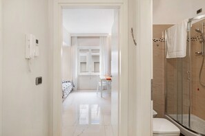 Shower, towels - Apartment 'Giale' with Sea View, Wi-Fi and Air Conditioning (Alassio)