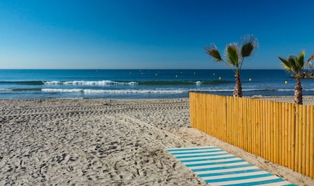 Beach. Holiday Home 'Tout Confort' with Private Terrace, Wi-Fi and Air Conditioning