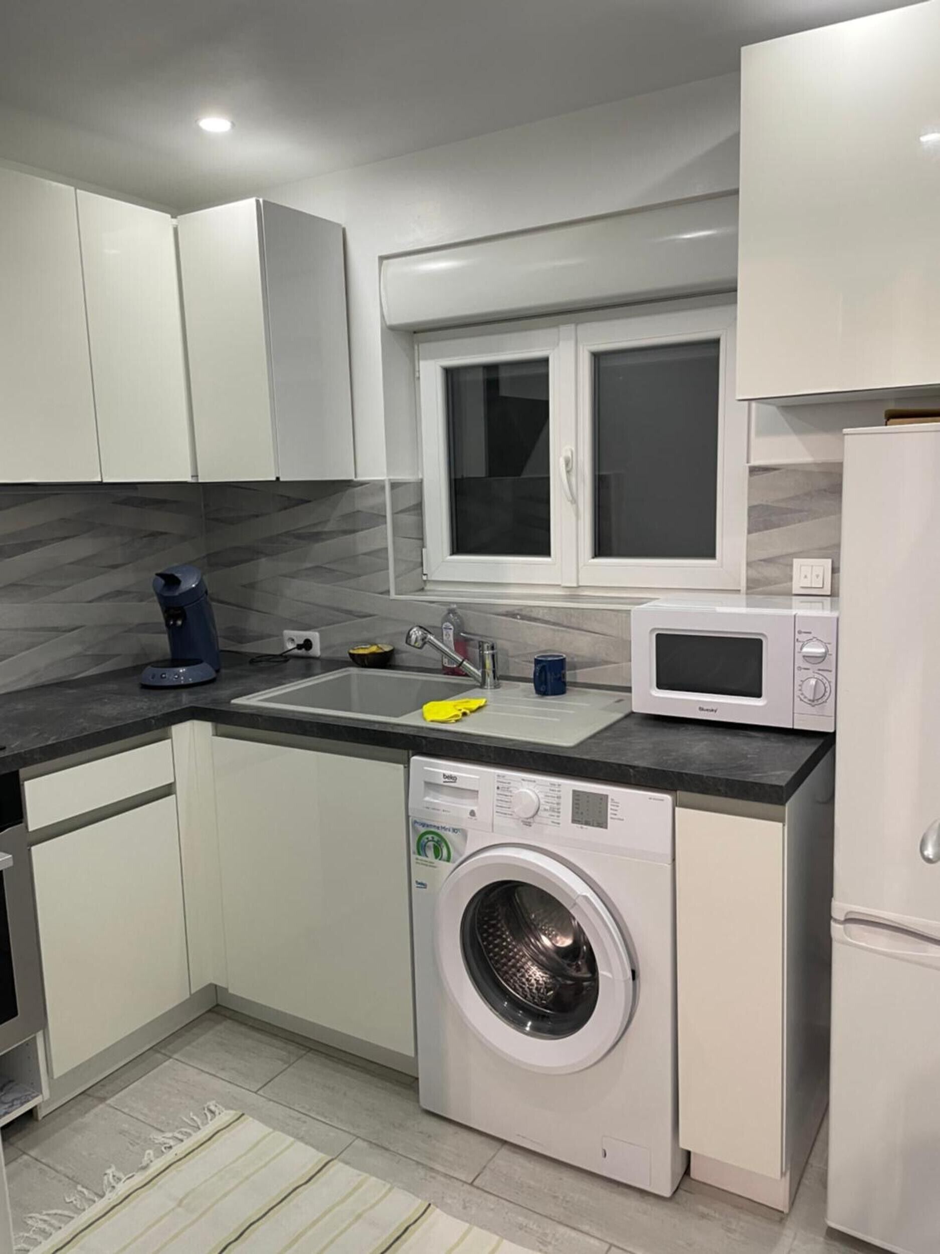 Jääkaappi, mikroaaltouuni, uuni, liesi