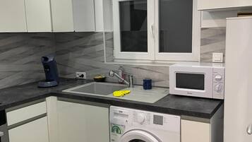 Jääkaappi, mikroaaltouuni, uuni, liesi