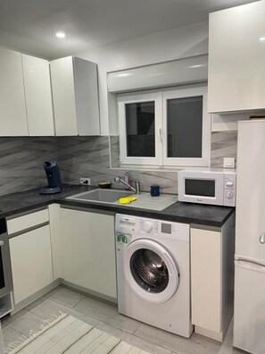 Refrigerador, microondas, horno y parrilla de estufa 