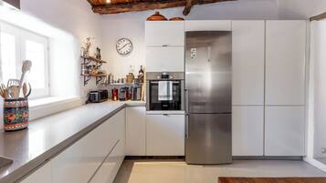 Een koelkast, een magnetron, een oven, een kookplaat