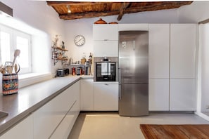 Jääkaappi, mikroaaltouuni, uuni, liesi