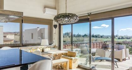 Ferienhaus mit Pool und in einer Golfzone
