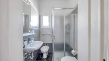 Een douche, een haardroger, handdoeken