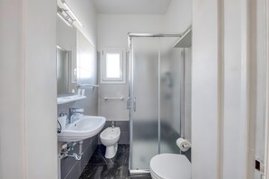 Ducha, secador de pelo y toallas