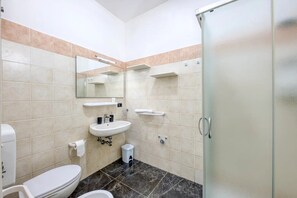 Douche, sèche-cheveux, serviettes fournies