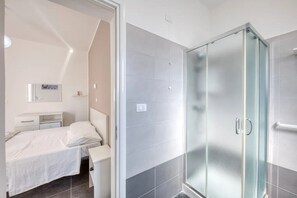 Douche, sèche-cheveux, serviettes fournies