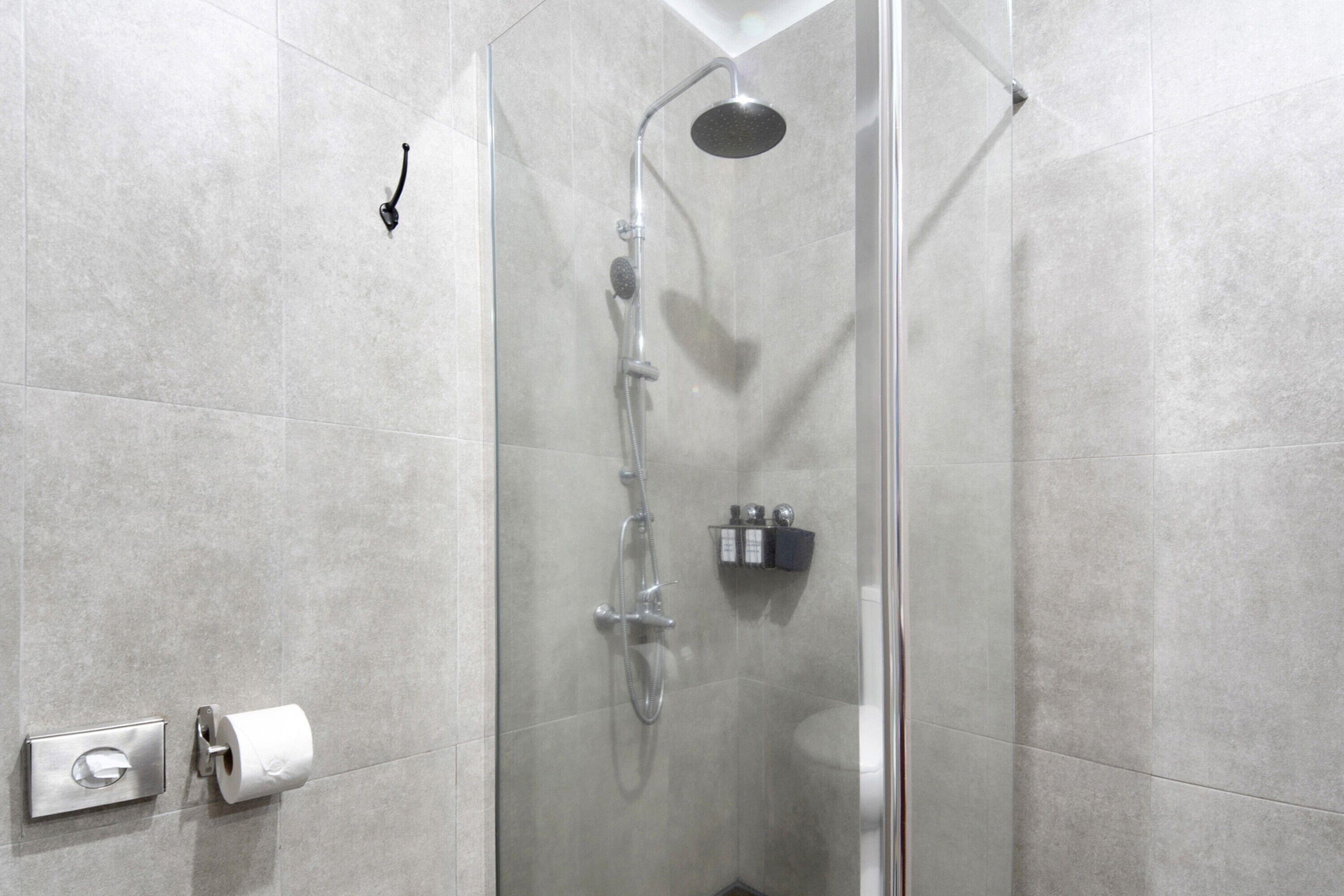 Een douche, een haardroger, handdoeken