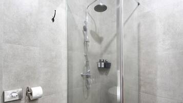 Een douche, een haardroger, handdoeken