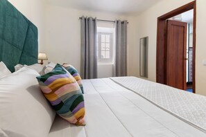 Tabla de planchar con plancha, wifi gratis y ropa de cama 