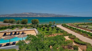 A resort with a swimming pool, lounge chairs, and a view of the sea. - Villa 'Afroditi A' with Sea View, Wi-Fi and Air Conditioning (Antiparos Town)