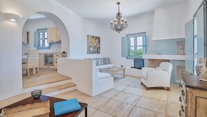 A spacious living area with a kitchen, dining area, and a staircase leading to another level. - Villa 'Afroditi A' with Sea View, Wi-Fi and Air Conditioning (Antiparos Town)