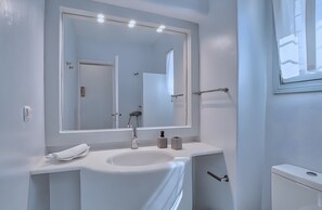 A bathroom with a white sink, mirror, and toilet. - Villa 'Afroditi A' with Sea View, Wi-Fi and Air Conditioning (Antiparos Town)