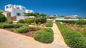 A white villa with a stone pathway, a pool, and a view of the sea. - Villa 'Afroditi A' with Sea View, Wi-Fi and Air Conditioning (Antiparos Town)