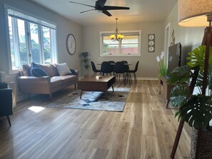 Smart TV - Charming 2-bedroom house in Warner Robins with WiFi and AC (Warner Robins)